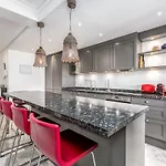 3 Bed Duplex By Puerto Banus, Marbella, 3 Pools, Sea Views Apartamento
