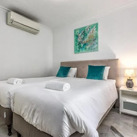 3 Bed Duplex By Puerto Banus, Marbella, 3 Pools, Sea Views Apartmán