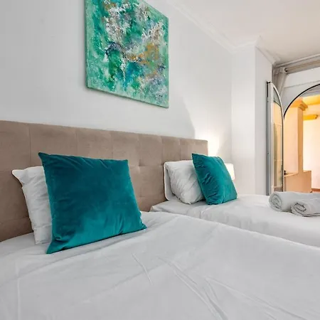 3 Bed Duplex By Puerto Banus, Marbella, 3 Pools, Sea Views Apartmán