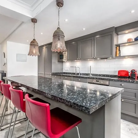 3 Bed Duplex By Puerto Banus, Marbella, 3 Pools, Sea Views Apartmán