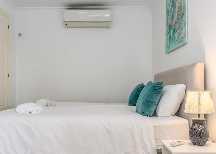 3 Bed Duplex By Puerto Banus, Marbella, 3 Pools, Sea Views Apartament Marbella