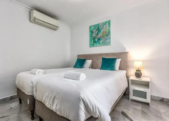 3 Bed Duplex By Puerto Banus, Marbella, 3 Pools, Sea Views 아파트