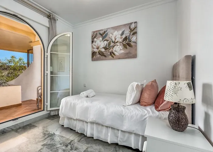 아파트 3 Bed Duplex By Puerto Banus, Marbella, 3 Pools, Sea Views