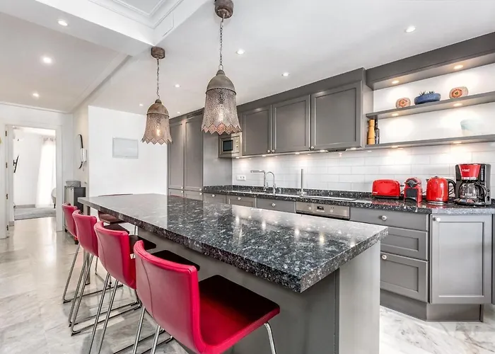 3 Bed Duplex By Puerto Banus, Marbella, 3 Pools, Sea Views Apartament