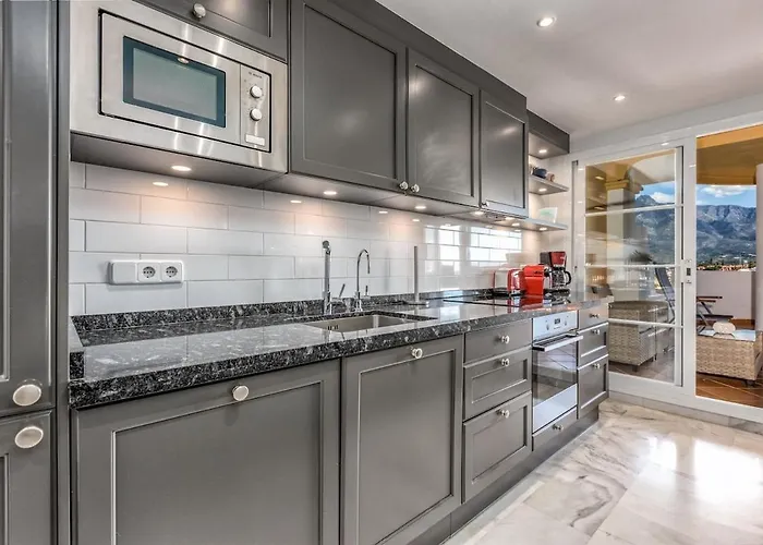 3 Bed Duplex By Puerto Banus, Marbella, 3 Pools, Sea Views 아파트 마르베야