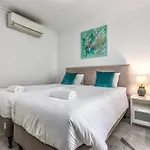 3 Bed Duplex By Puerto Banus, Marbella, 3 Pools, Sea Views Appartement