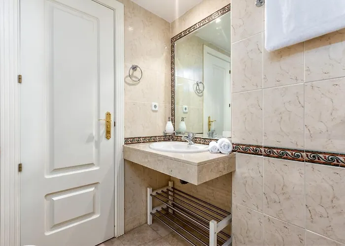 3 Bed Duplex By Puerto Banus, Marbella, 3 Pools, Sea Views Apartament *