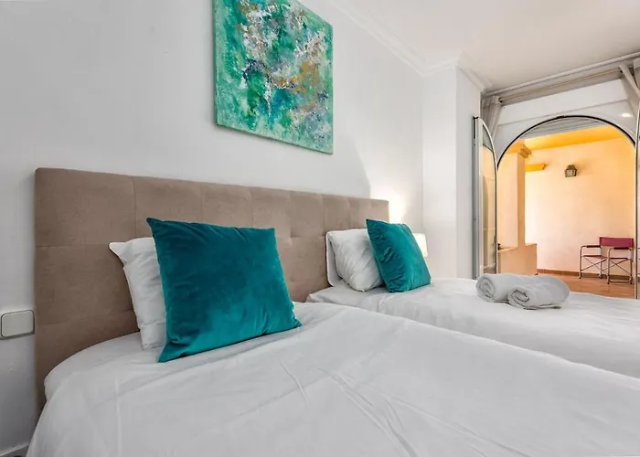 3 Bed Duplex By Puerto Banus, Marbella, 3 Pools, Sea Views Apartament