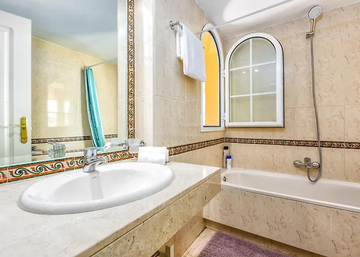 3 Bed Duplex By Puerto Banus, Marbella, 3 Pools, Sea Views Apartament *